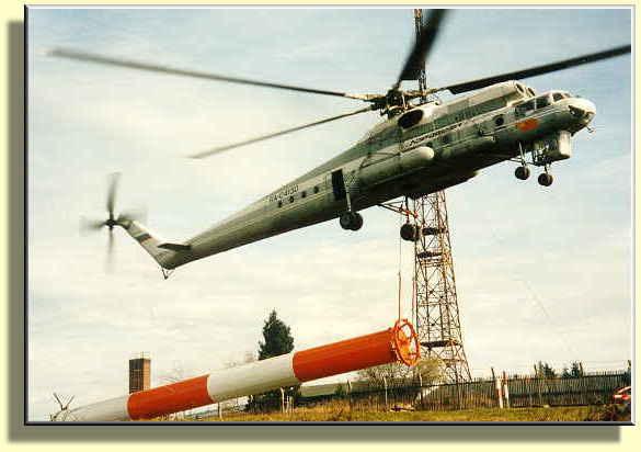 Montage einer UHF-Antenne mit Hubschrauber (24,9 kB)